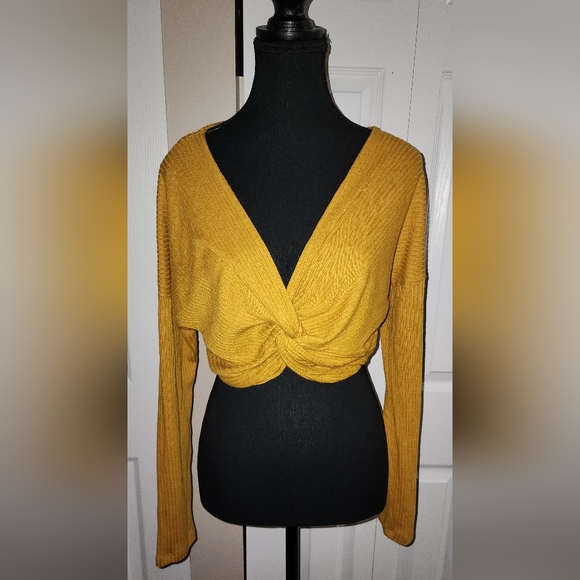 Twisted front crop top - Picture 1 of 3